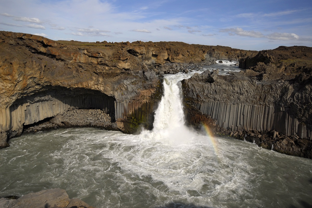 Noord-IJsland: Zicht op de Aldeyjarfoss waterval in de zomer met een kleine regenboog.