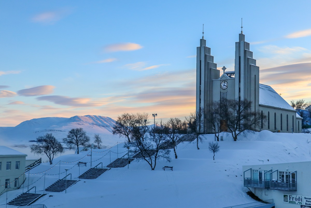 De kerk van Akureyri in Noord IJsland, boven aan de besneeuwde heuvel.