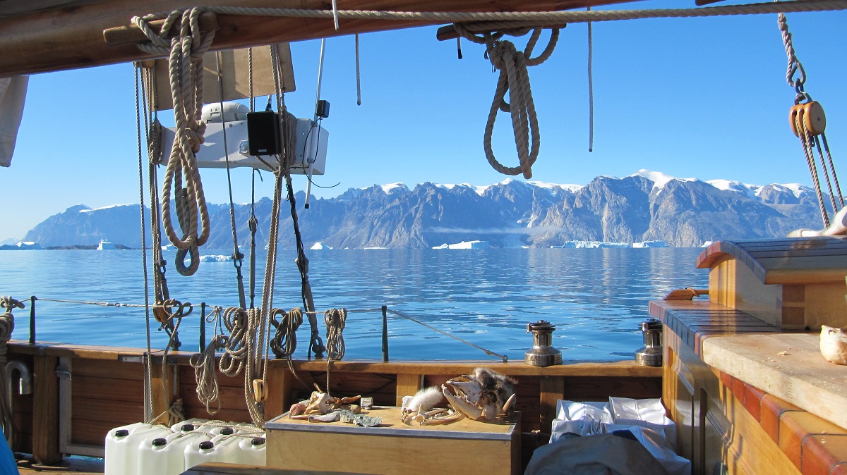 Aan dek van een zeilschip in de Scoresbysund, Groenland.