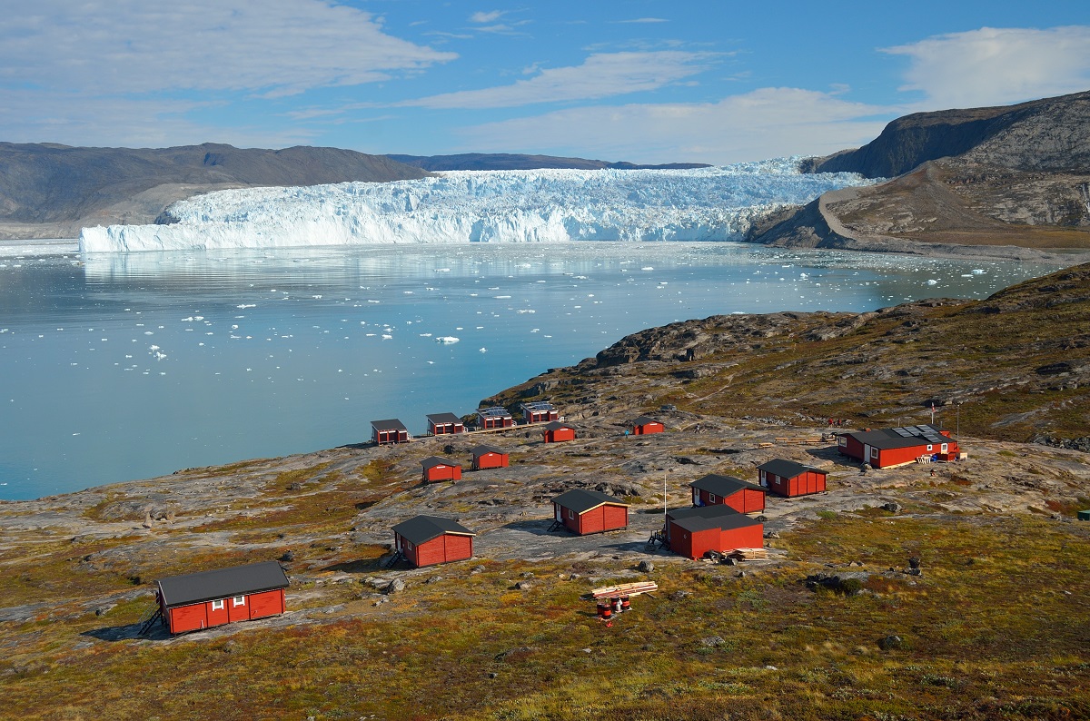 Het Eqi ice kamp met op de achtergrond de gletsjer.