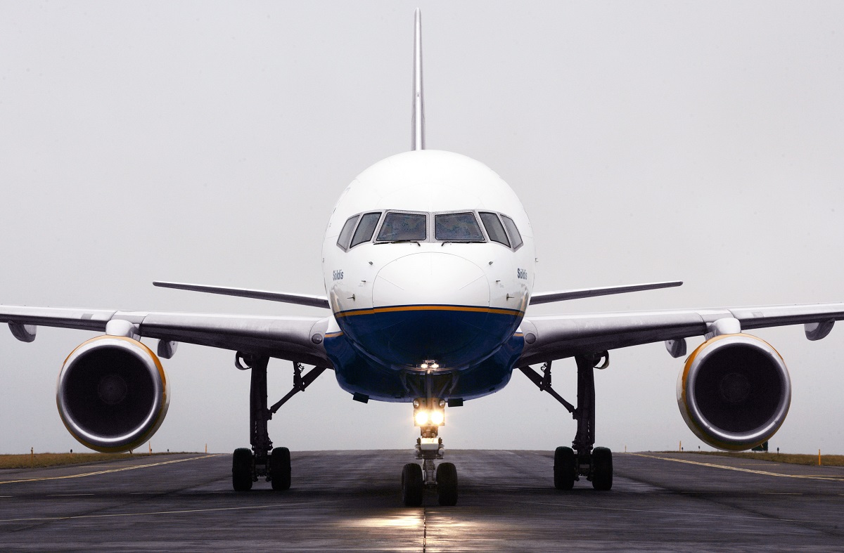 Het vooraanzicht van een toestel van Icelandair op de landingsbaan.