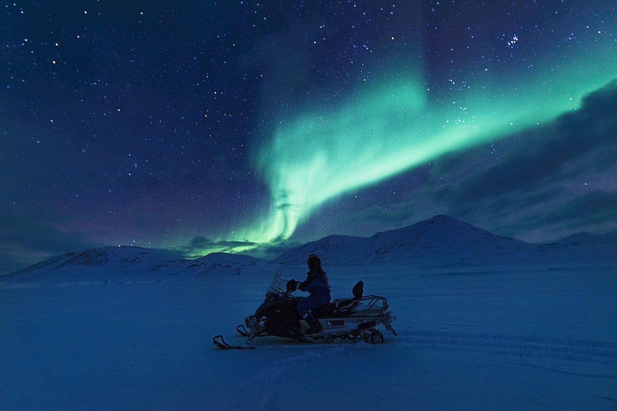 Sneeuwscooter excursie onder het noorderlicht in Spitsbergen.