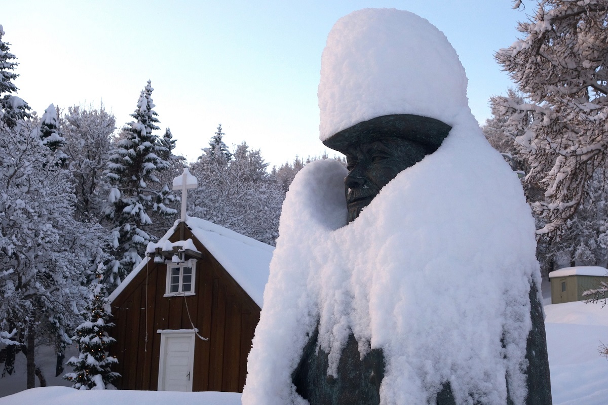 Een ondergesneeuwd standbeeld van Jon Sveinsson bij het Nonnihus in Akureyri.