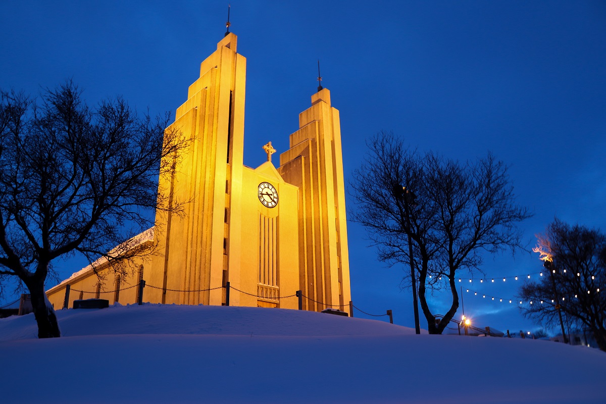 Uitgelichte kerk boven op de winterse heuvel in Akureyri in Noord IJsland.