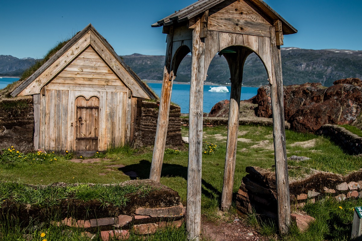 De gereconstureerde vikingkerk van Brattahlid in hedendaags Qassiarsuk.