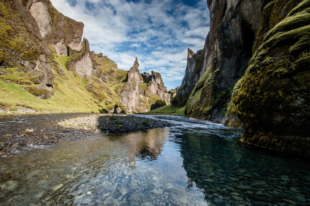De mooie kloof Fjadrargljufur in IJsland, op de route naar Lakagigar.