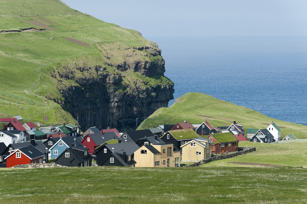 Mooi uitzicht op de gekleurde huisjes van het dorpje Gjogv op de Faroer eilanden.