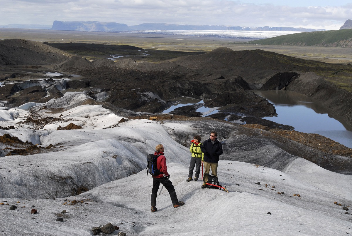 Wandelaars op de rand van de Svinafellsjokull gletsjertong bij Skaftafell, IJsland.