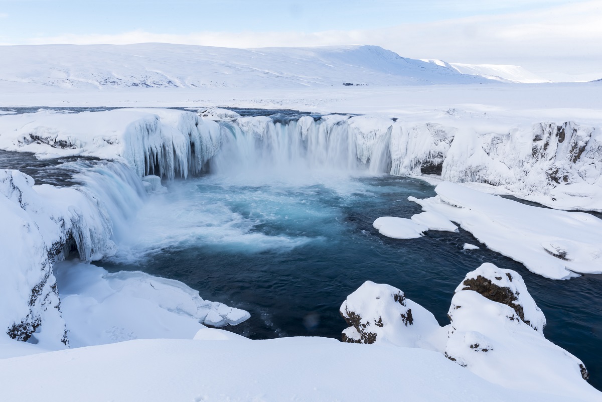 Zicht op de Godafoss waterval in Noord-IJsland in winterpracht.