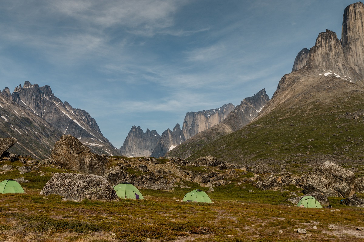 Tentjes met uitzicht op de grote biggwalls van de Tasermiut fjord.