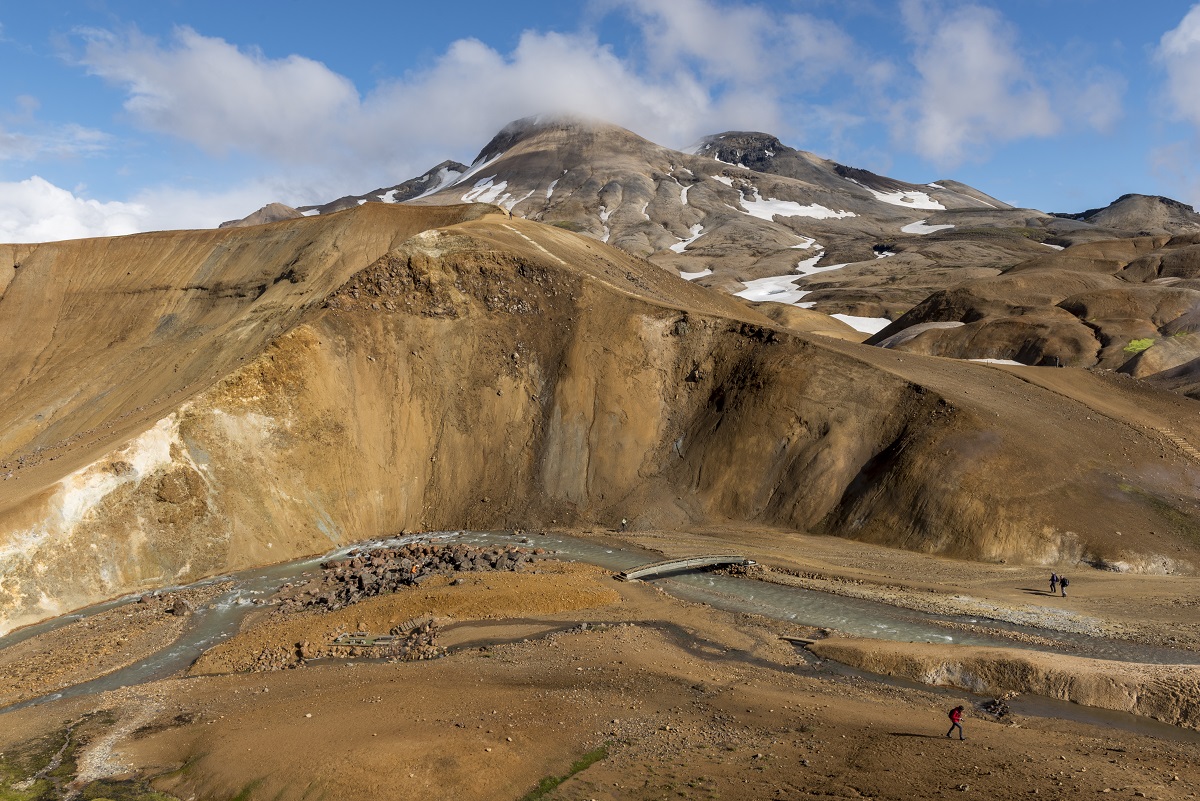 Wandelaars in de zon in Hveradalir, Kerlingarfjoll in het binnenland van IJsland.