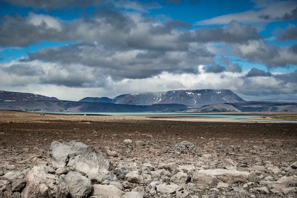 Uitzicht op het landschap vanaf de Kjolur route op weg naar Kerlingarfjoll in het binnenland van IJsland.