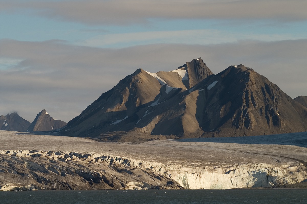 Een prominente bergtop op Spitsbergen steekt ver boven de grote gletsjer uit.