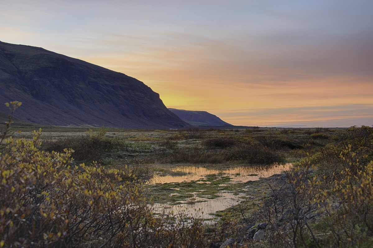 Een mooie zonsondergang in e herfst in IJsland met uitzicht op bergen.