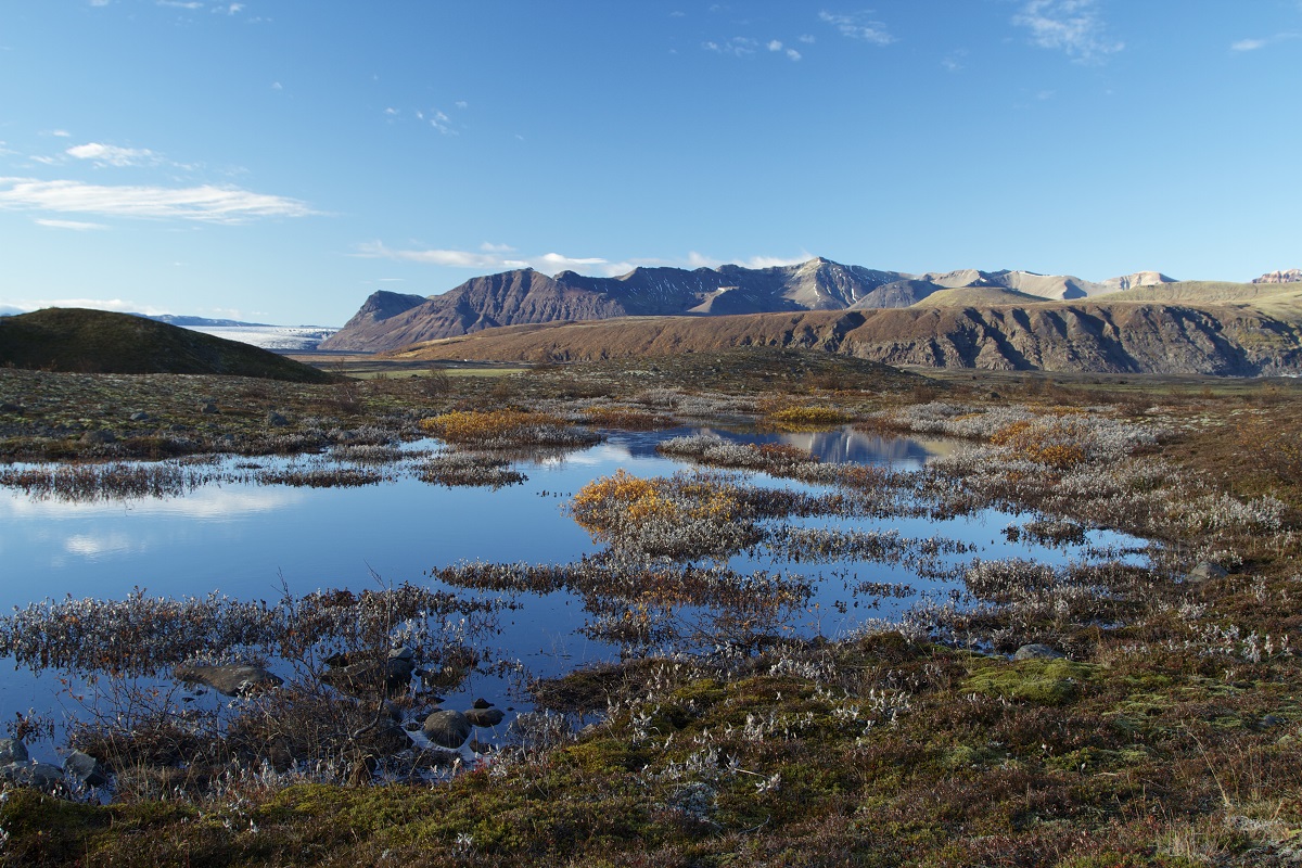 Een prachtig landschap met blauwe luchten en uitzicht op de gletsjer in zuidoost IJsland.
