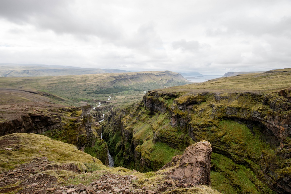 Het uitzicht over de kloof, bovenaan de Glymur waterval wandeling in West IJsland.