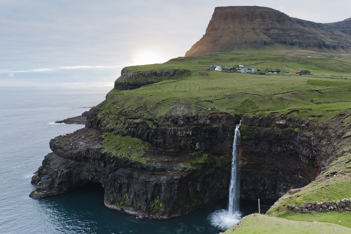 Uitzicht op de mooie Mulafossur waterval bij Gasadalur op de Faroer eilanden.