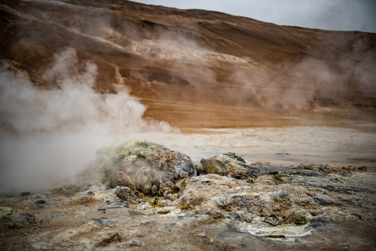 Een landschap vol stoom bij Namaskard, Myvatn meer in IJsland.