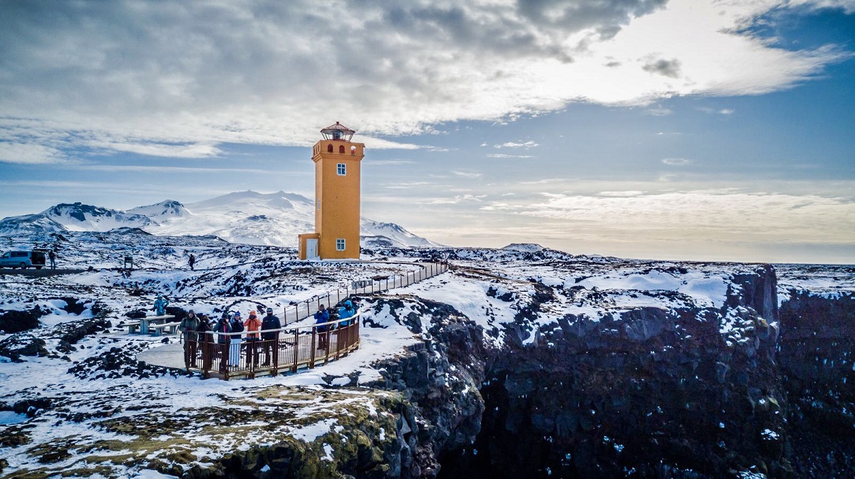 De vuurtoren Ondverdarnes op het schiereiland Snaefellsnes op IJsland in winterpracht.