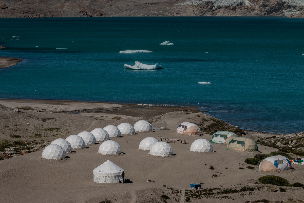 Dome tenten aan de fjord in het Qaleraliq kamp.