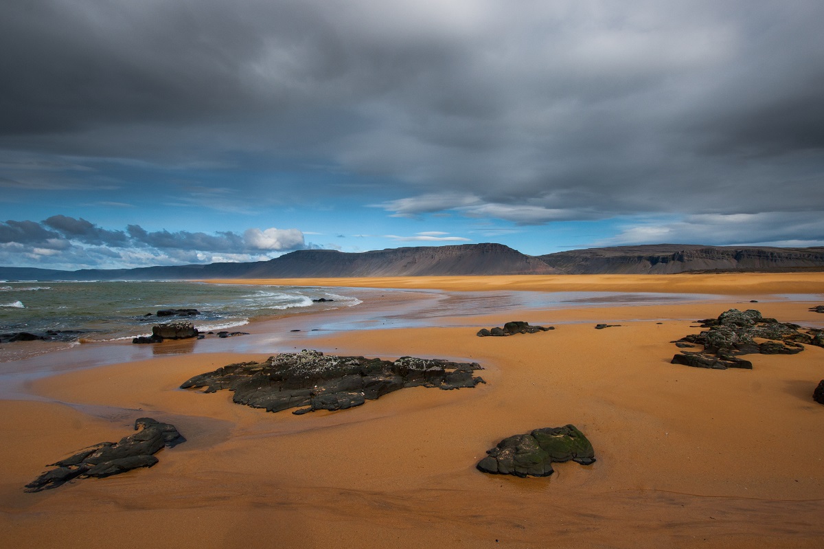 Het strand Raudasandur op de Westfjorden in de buurt van Latrabjarg kleurt prachtig rood.