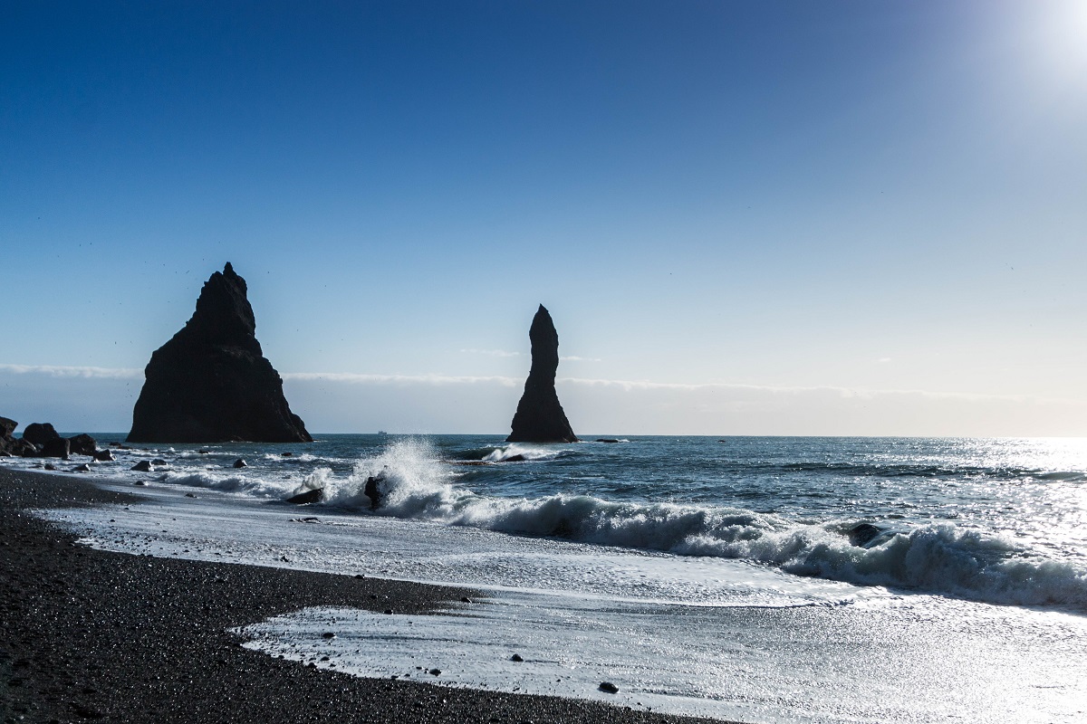 Mooi zicht op Reynisdrangar in Zuid-IJsland, ten westen van Vik.