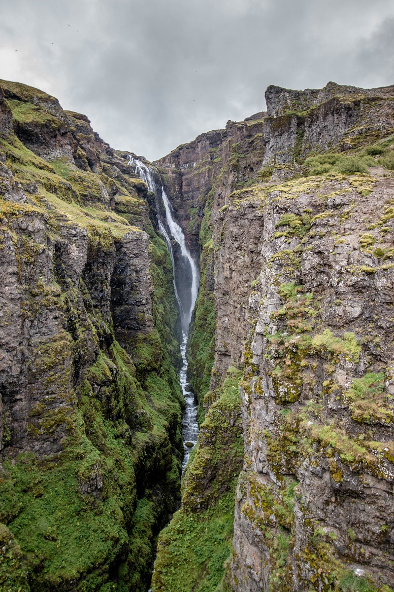 De Glymur waterval in IJsland valt in een smalle kloof naar beneden.