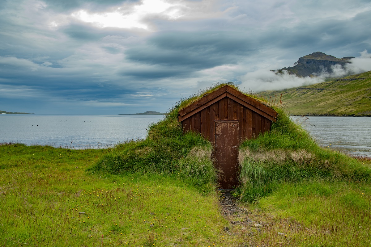 Een turfhuisje aan het fjord in oost IJsland.