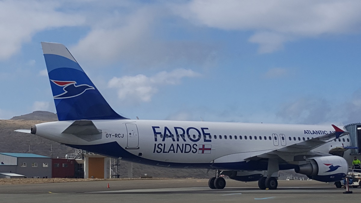 De staart van een toestel van Atlantic Airways, de nationale luchtvaartmaatschappij van de Faroer eilanden.