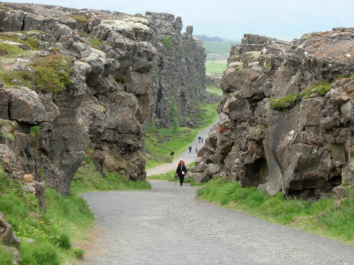 Wandelpad door de Almannagja kloof in Thingvellir NP in IJsland.