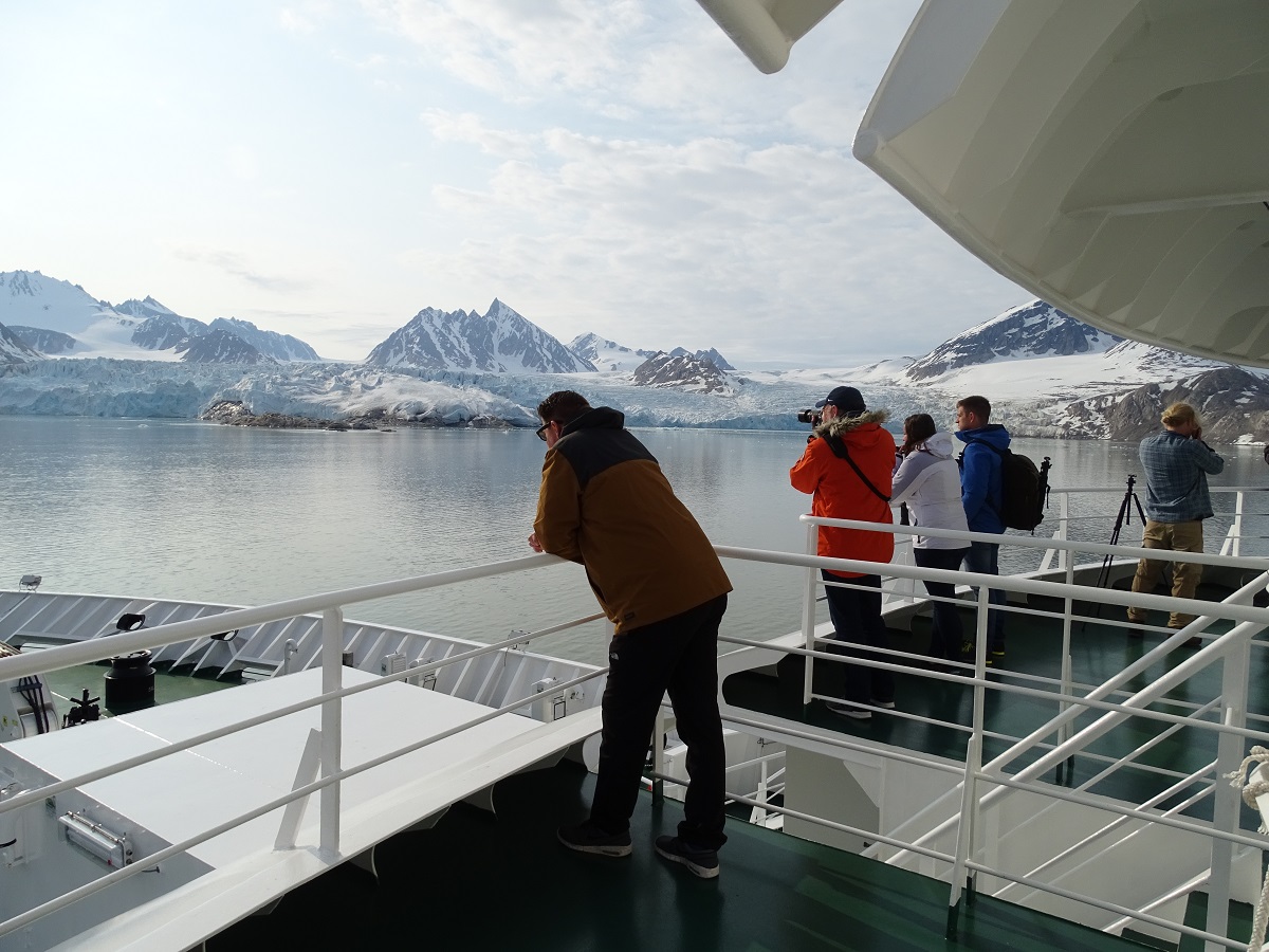 Genieten van het uitzicht vanaf het dek tijdens de Spitsbergencruise.