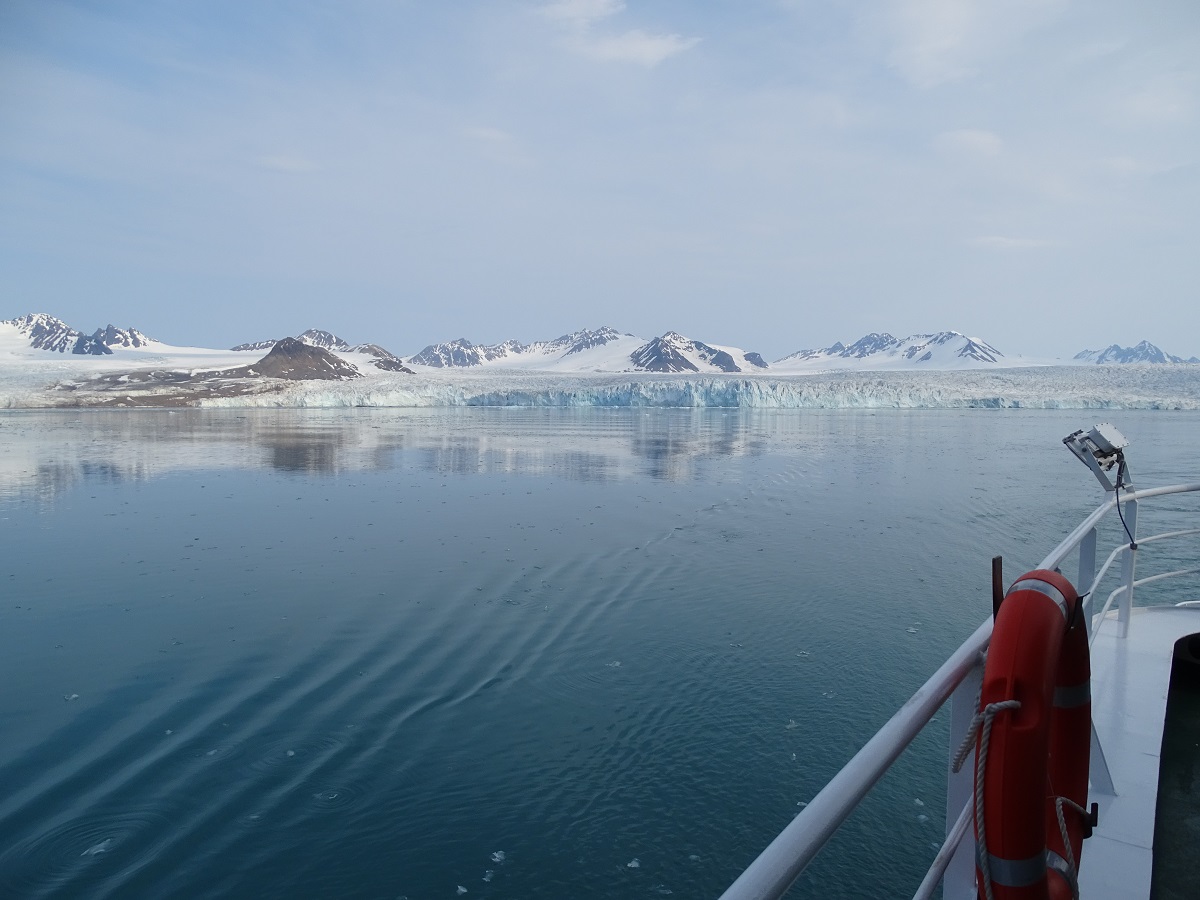 Uitzicht op de gletsjer tijdens de Spitsbergencruise.