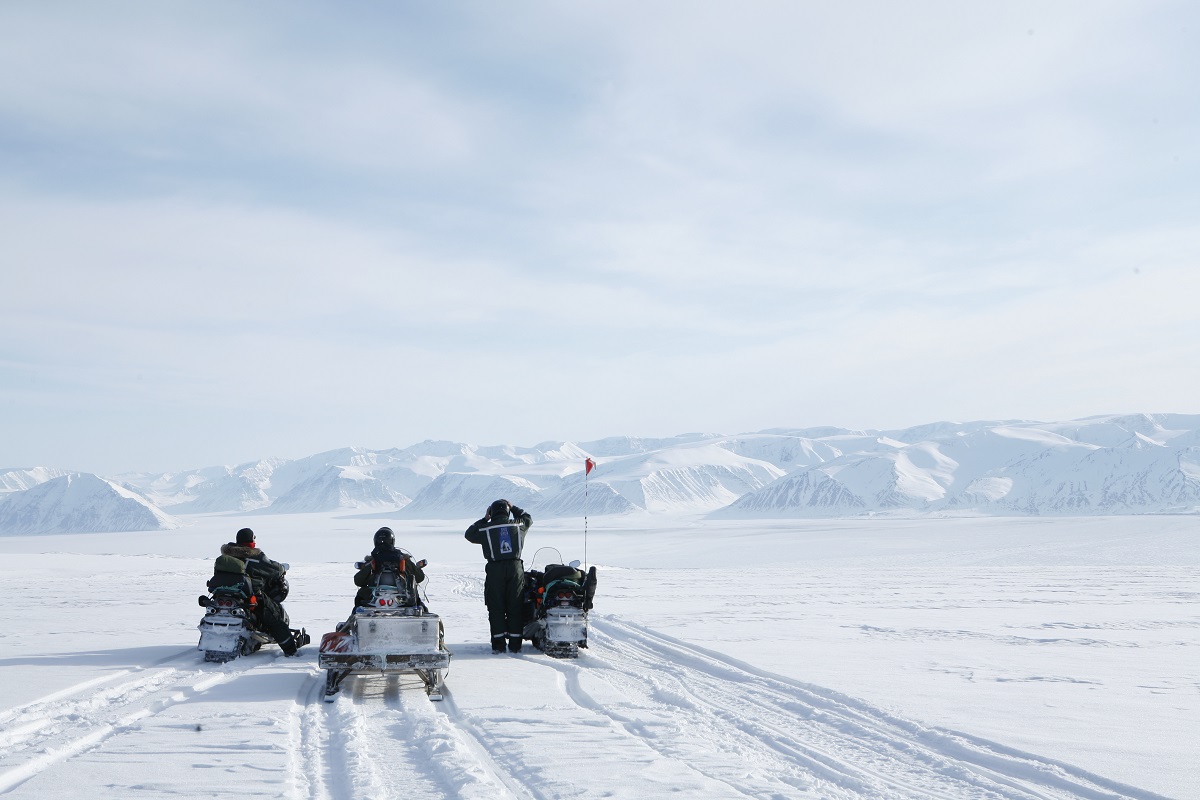 Sneeuwscooters tijdens een excursie in de besneeuwde vallei op Spitsbergen.