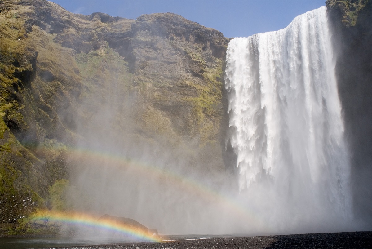 De prachtige brede waterval met een dubbele regenboog.