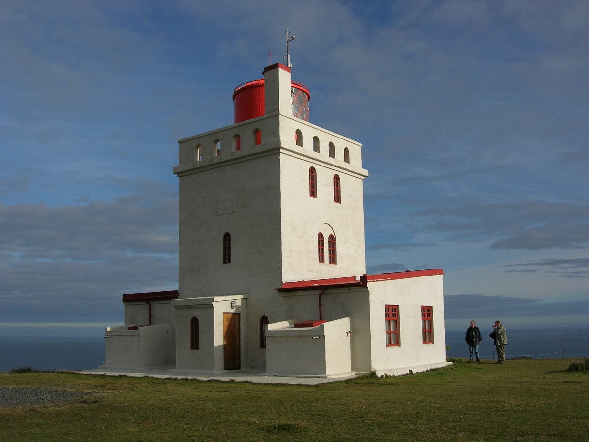 De vuurtoren op de vogelrots Dyrholaey in het zuid oosten van IJsland.