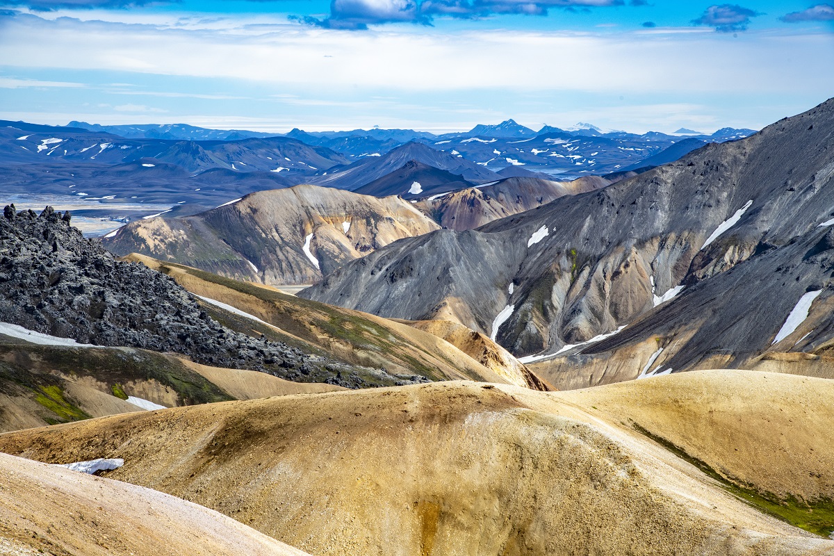 Schitterend uitzicht op de gele heuvels van Landmannalaugar in het hooglandengebied.