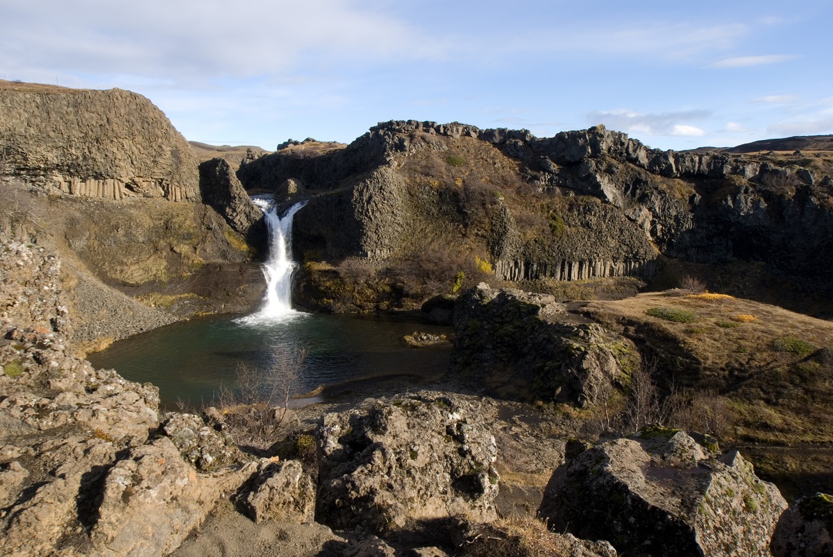 De prachtige waterval Gjain valt tussen de basaltrotsen.