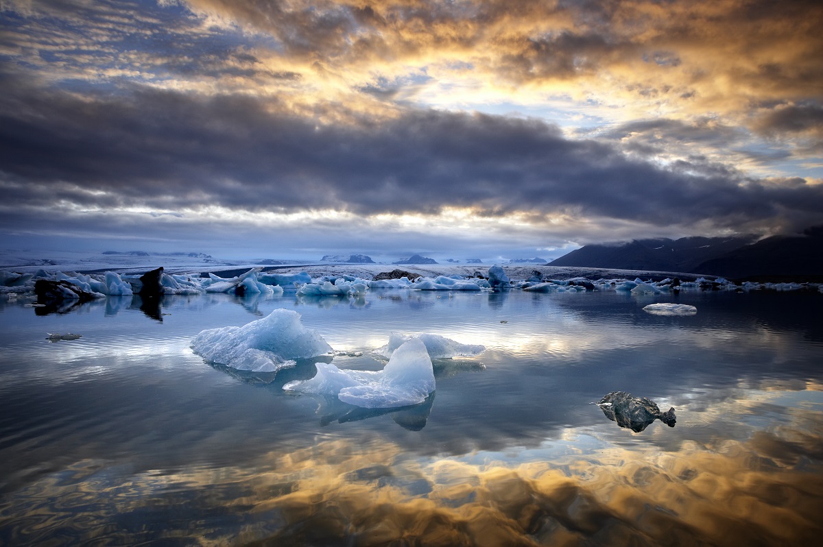 Prachtige oranje wolkenluchten boven het ijsbergenmeer Jokulsarlon in IJsland.