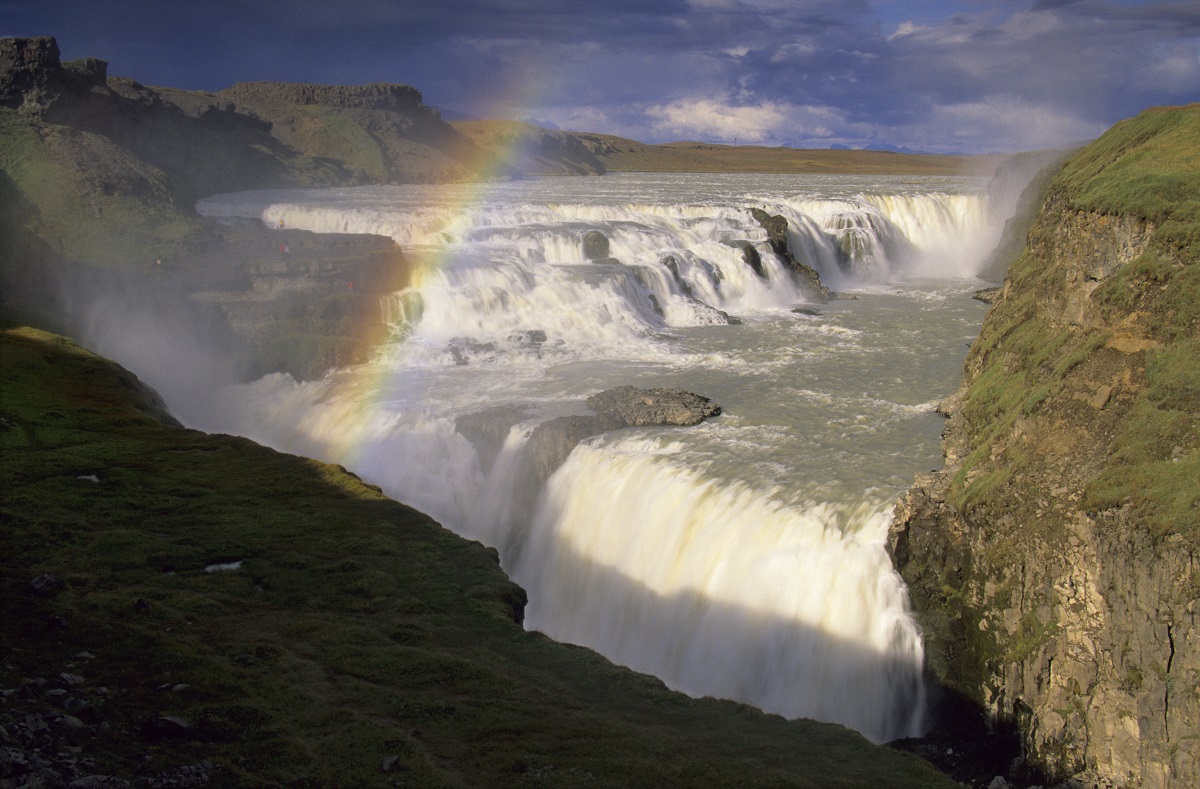 Close up van de Gullfoss waterval, in het Golden Circle gebied in zuid IJsland, met kleurrijke regenboog