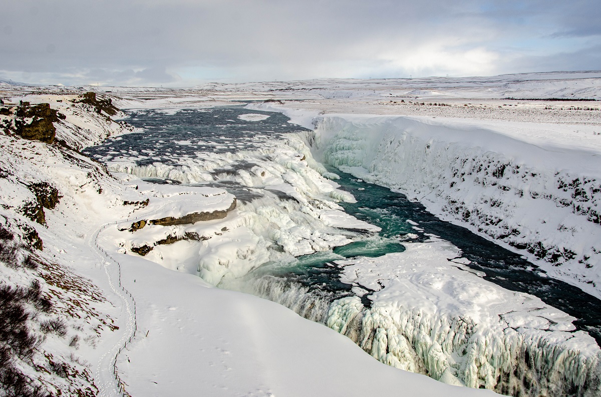 Winterse foto van de Gullfoss waterval, in het Golden Circle gebied in zuid IJsland, met sneeuw en ijs.