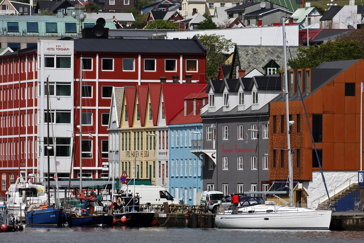 De haven van Torshavn, de hoofdstad van de Faroer eilanden, met kleurijke gebouwen en boten.