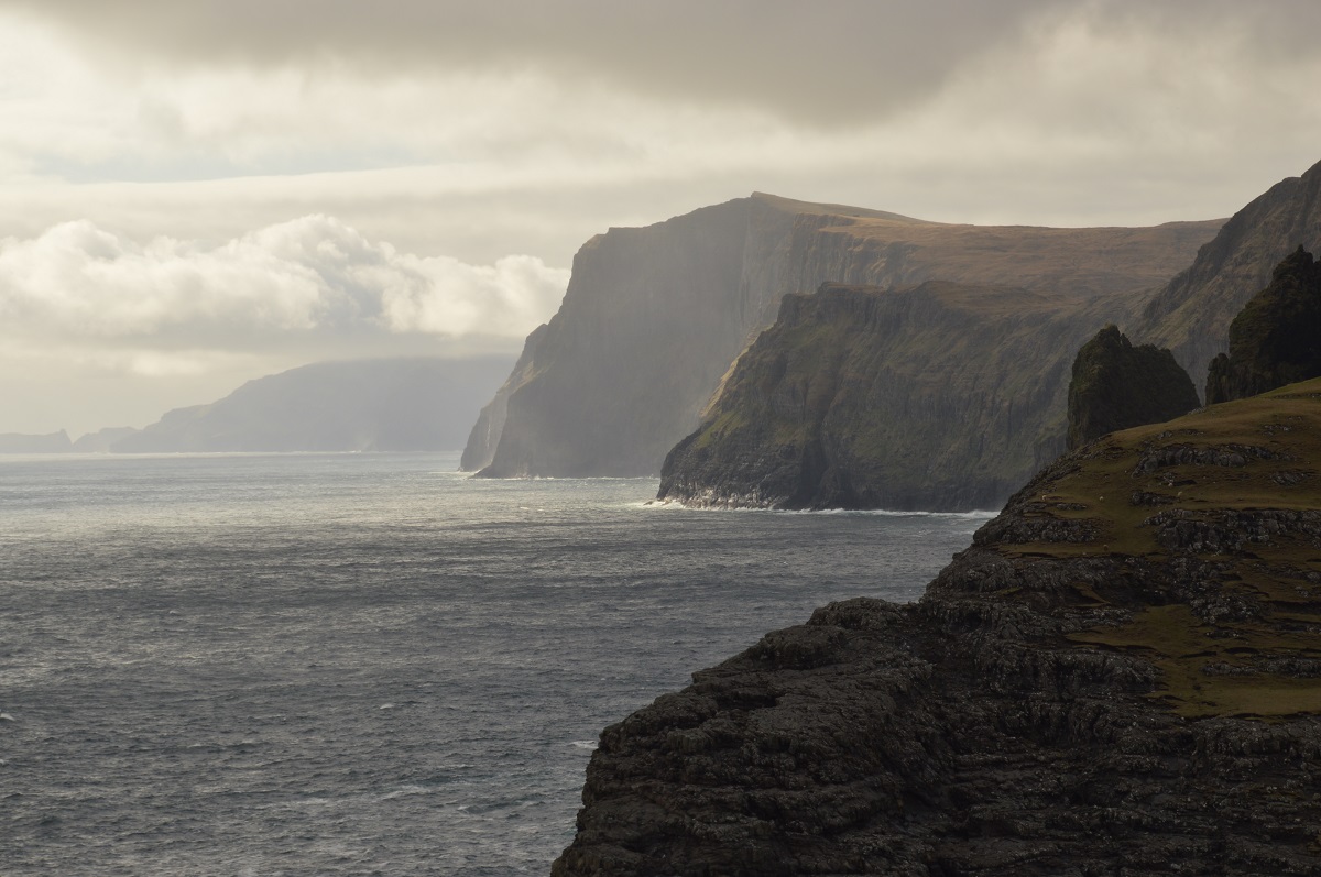 Prachtige fjorden langs de kust van Vagar, Faroer, in de mist.