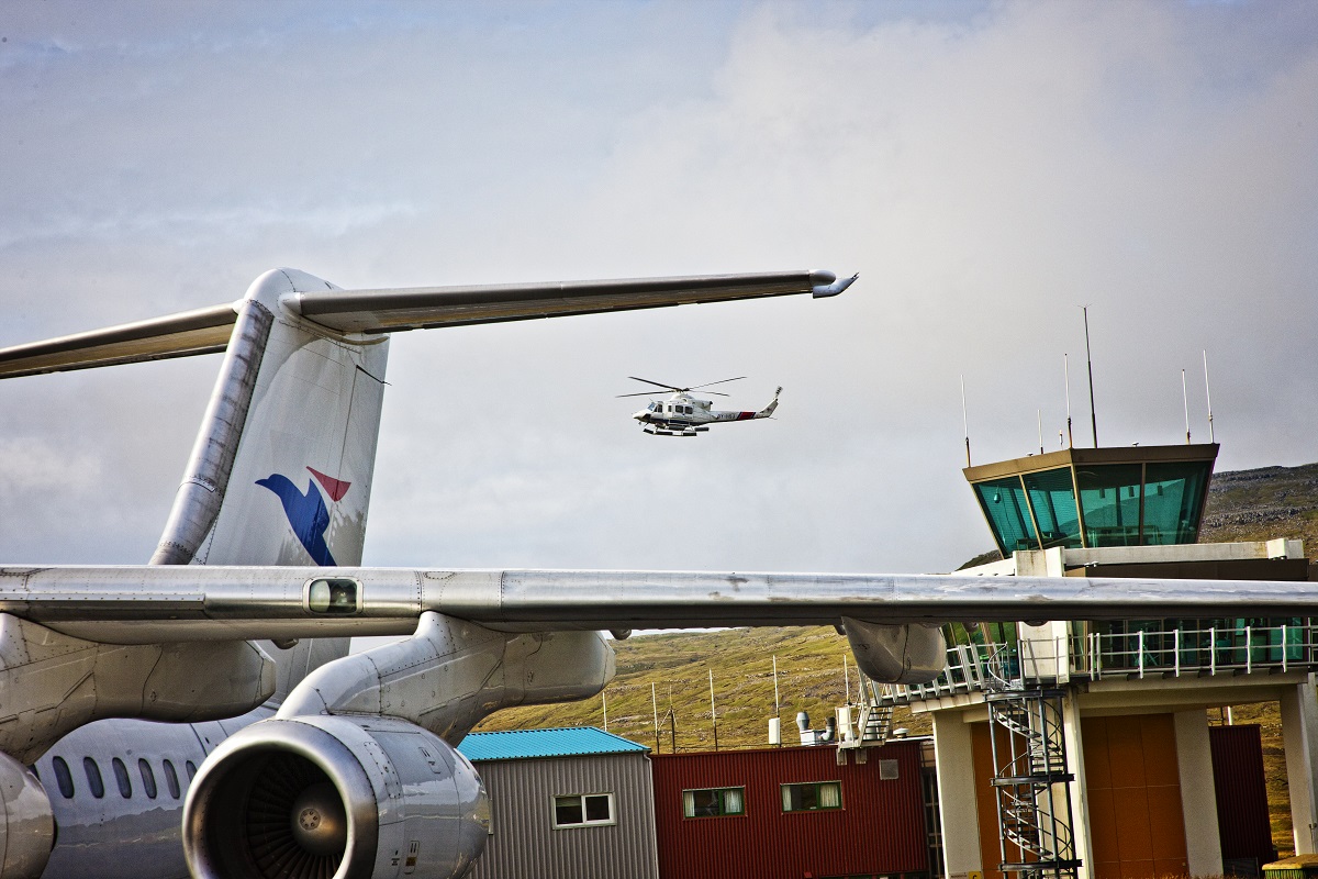 Een helikopter en een vliegtuig van Atlantic Airways op de luchthaven Vagar, Faroer.