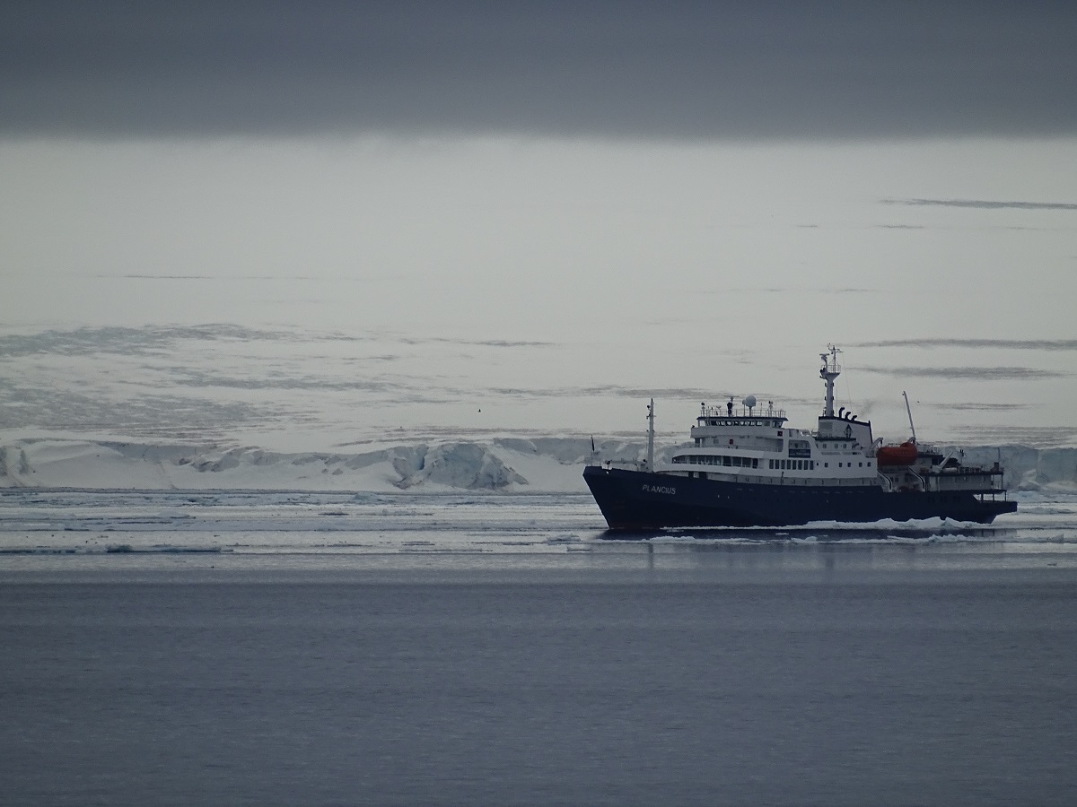 Expeditie cruiseschip Plancius vaart dichtbij de gletsjer in Spitsbergen.