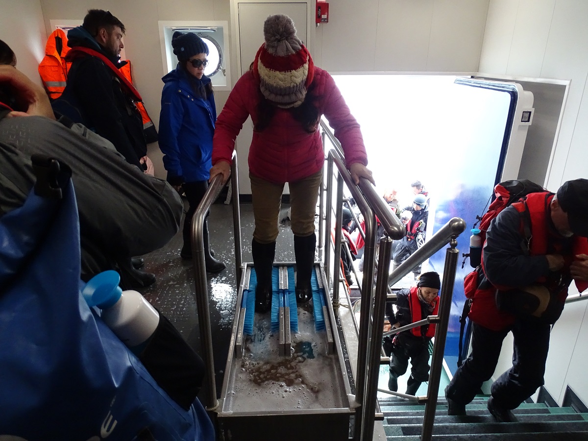 Laarzen wassen aan boord van het expeditie cruiseschip Hondius.