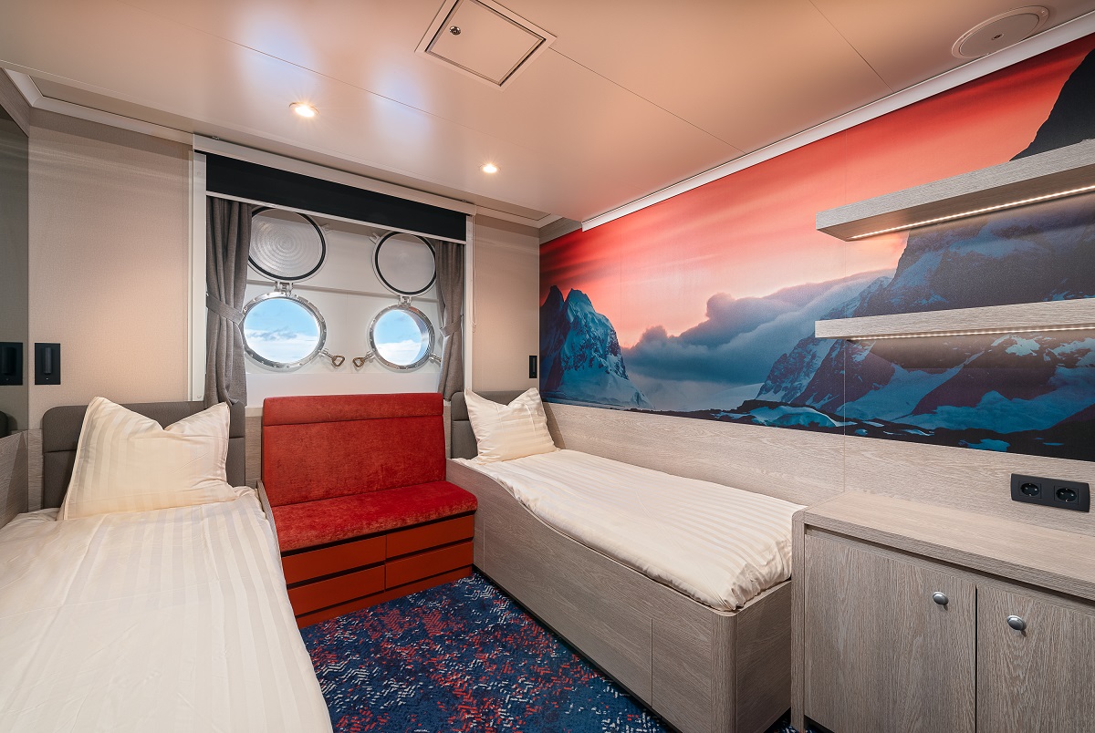 Een tweepersoons porthole hut aan boord van cruiseschip de Hondius.