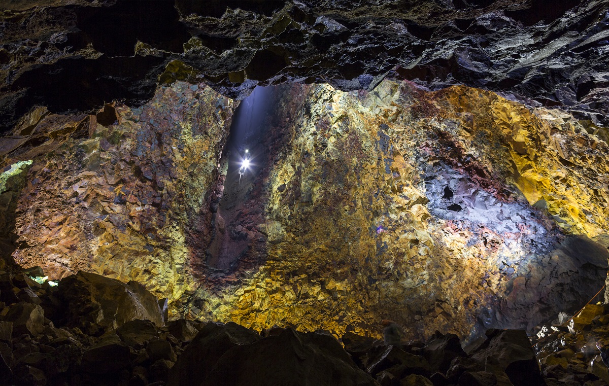 De kleurrijke magma van de vulkaan kamer tijdens de excursie Inside the Volcano.