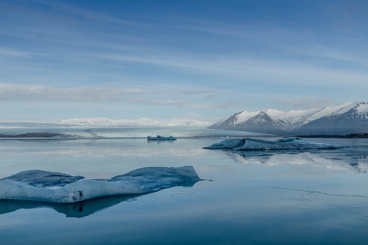 Panorama van ijsbergen die in het water weerspiegelen, in het Jokulsarlon ijsbergenmeer in zuidoost IJsland.