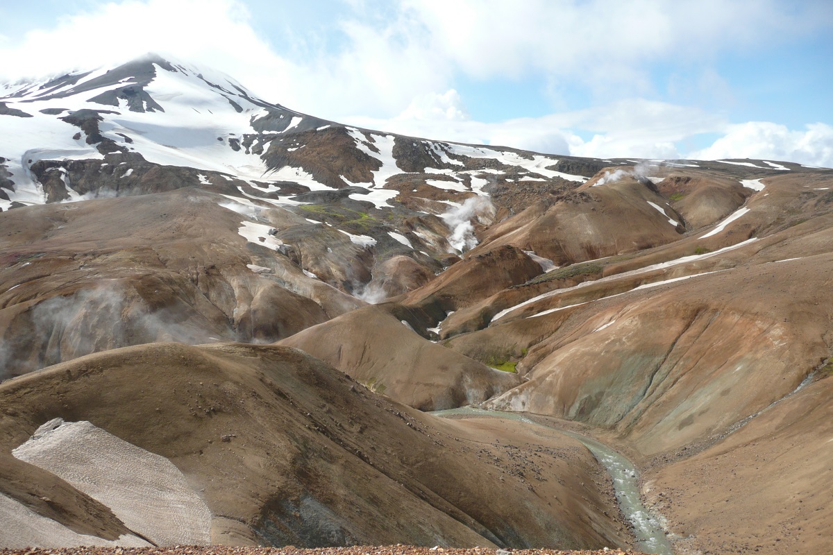 Sneeuw op de heuvel van de Kerlingafjoll bergen met bijzonder kleuren in de hooglanden in IJsland, te zien tijdens een wandeling.