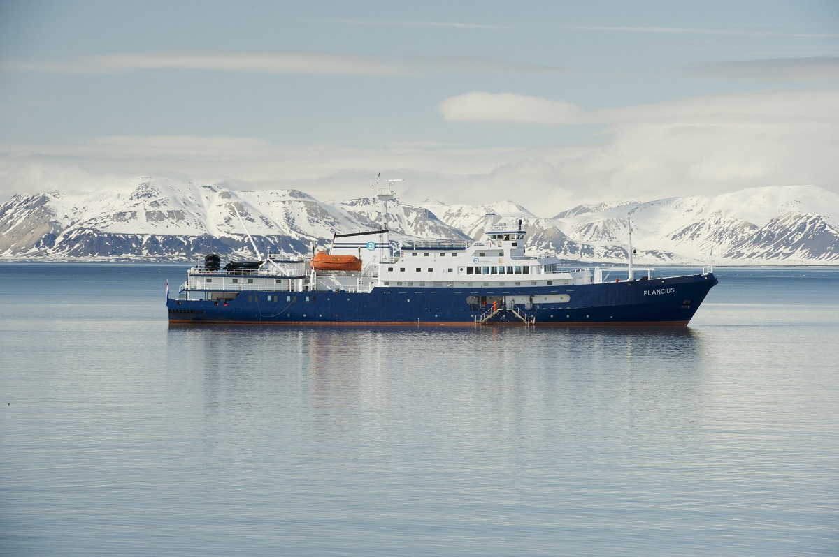 Het cruisesschip de Plancius in de fjord bij Ny Alesund in Spitsbergen.